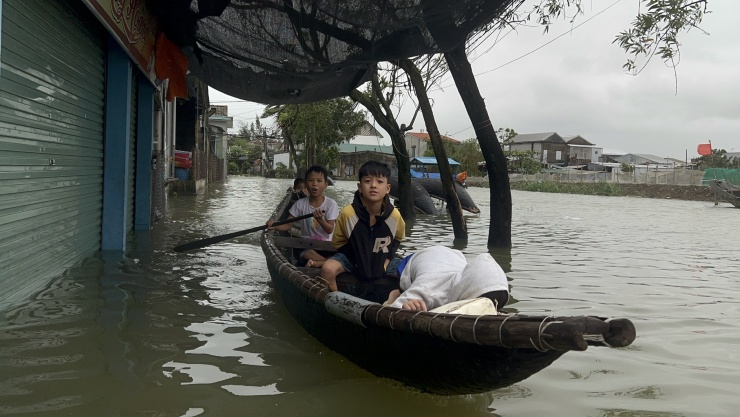 Bên trong ngôi làng bị triều cường "tấn công", nước lụt bủa vây nhiều ngày - 13