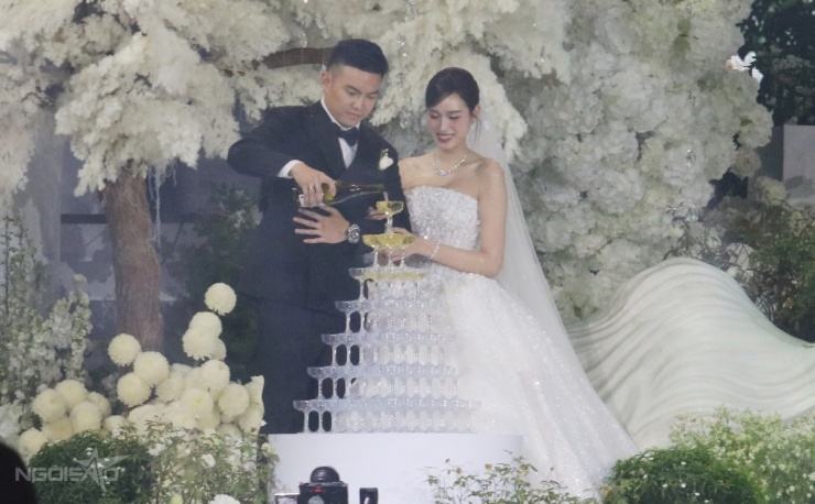 Cô dâu Đỗ Thị Hà và chú rể Viết Vương thực hiện các nghi thức hôn lễ trước sự chứng kiến của hai bên gia đình và quan khách.