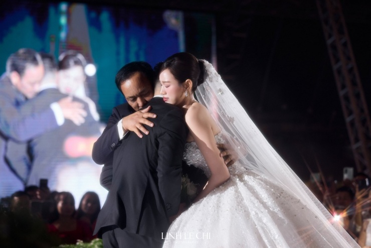 Đỗ Thị Hà rưng rưng khi được bố dẫn lên lễ đường, trao gửi cho con rể. Ảnh: Linh Lê Chí