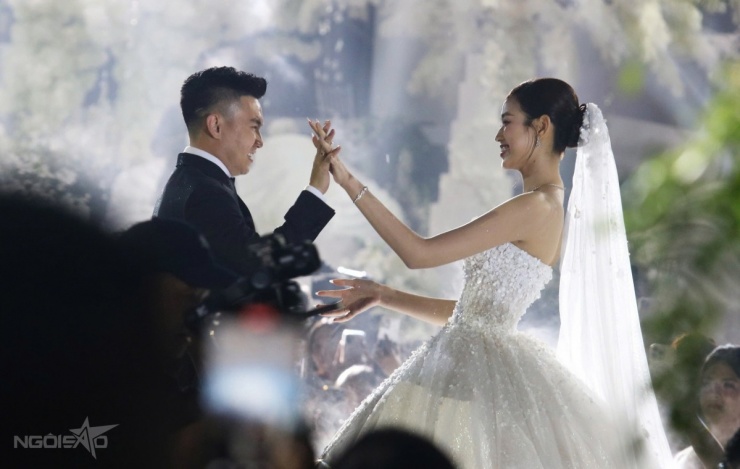 Cô dâu chú rể tay đan tay sau khi thực hiện nghi thức trao nhẫn cưới.