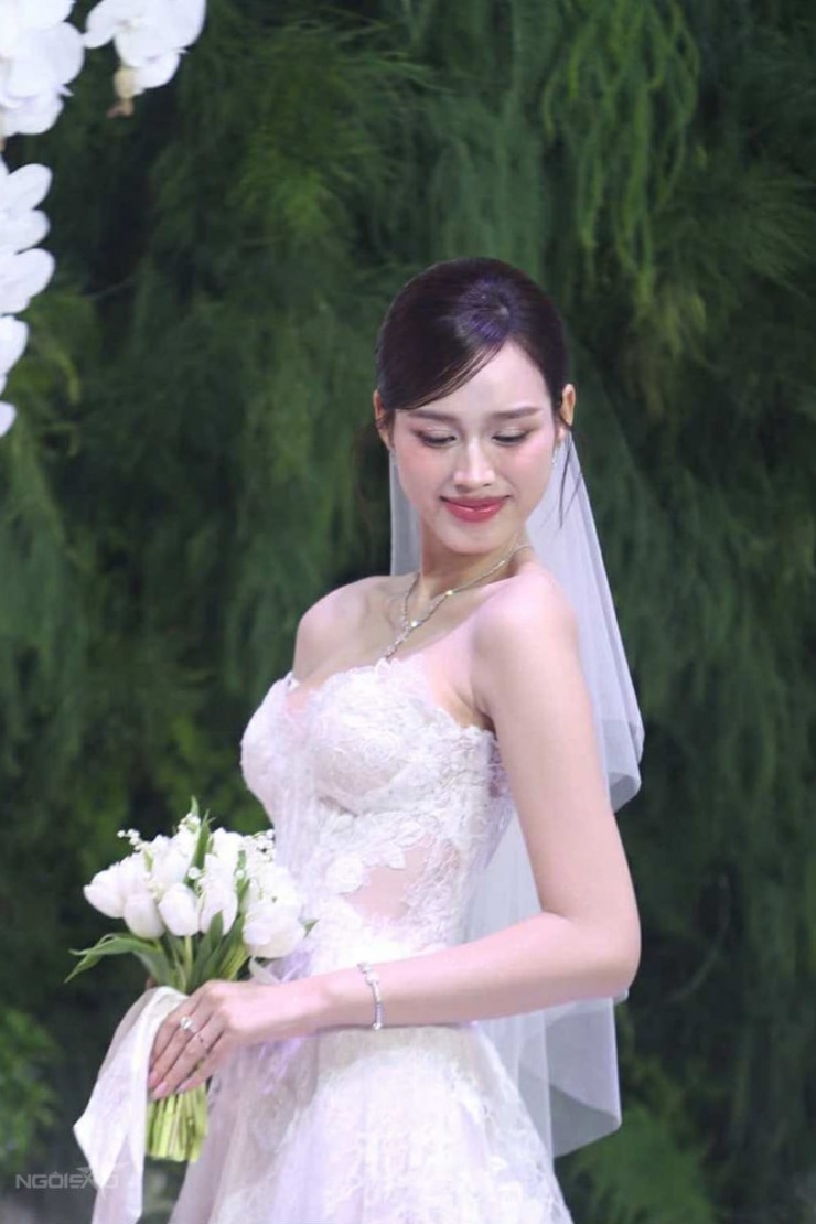 Sau khi thực hiện phần nghi lễ, Đỗ Thị Hà thay váy cúp ngực để đi đến các bàn cảm ơn khách mời tham dự tiệc cưới.