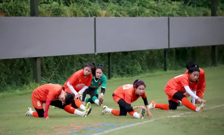 Các nữ tuyển thủ luyện tập hăng say ở Trung tâm đào tạo bóng đá trẻ Việt Nam. Ảnh: CCT.