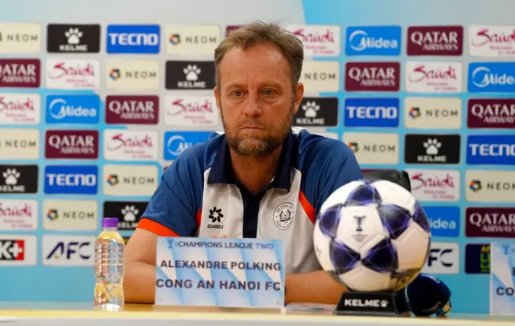 HLV Polking tự tin giúp các học trò giành 3 điểm trên sân Hàng Đẫy. Ảnh: CCT.