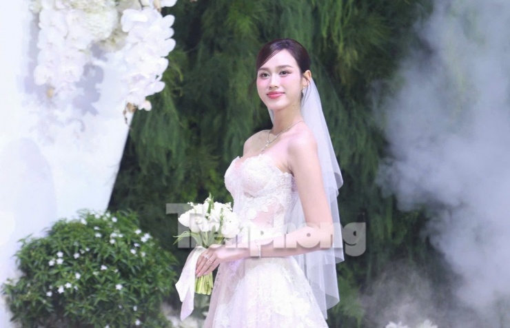 Đỗ Thị Hà thay 3 bộ váy cúp ngực ở lễ cưới - 39