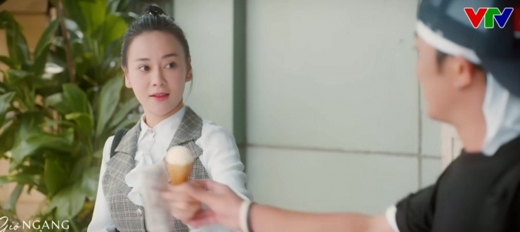 Hai người quen nhau từ một chiếc kem ốc quế.