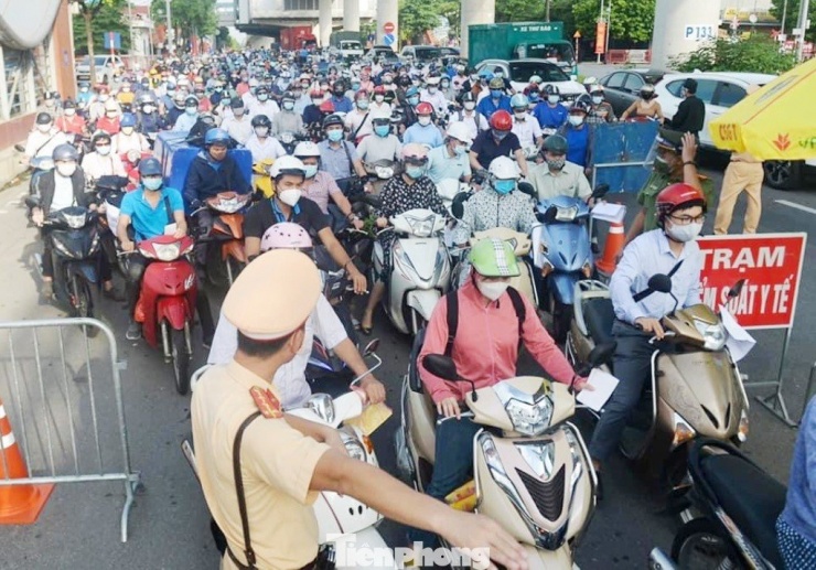 Trưởng Phòng CSGT Hà Nội cho biết, nếu bố trí lệch giờ đi học, đi làm ùn tắc sẽ chuyển biến rõ rệt.