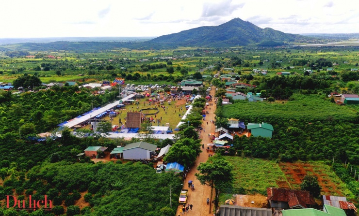 Mùa hoa dã quỳ tuyệt đẹp trên miệng núi lửa kép Chưđăng ya - 8