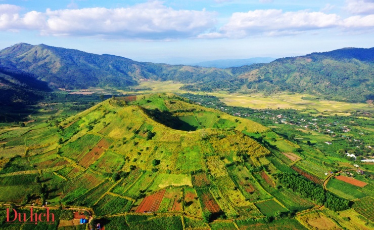 Mùa hoa dã quỳ tuyệt đẹp trên miệng núi lửa kép Chưđăng ya - 7