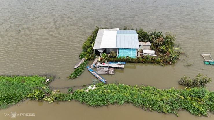 Bơi xuồng trong nhà ở đợt lũ lớn nhất thập kỷ tại Đồng Tháp Mười - 2