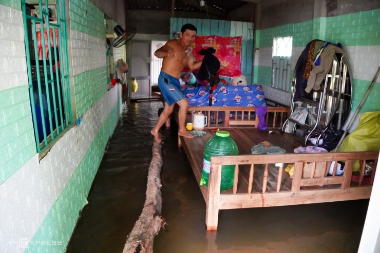Bơi xuồng trong nhà ở đợt lũ lớn nhất thập kỷ tại Đồng Tháp Mười - 6