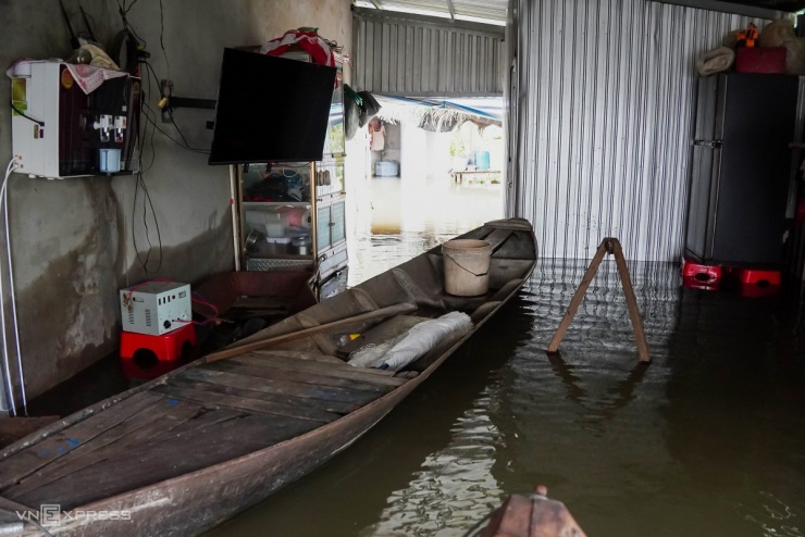 Bơi xuồng trong nhà ở đợt lũ lớn nhất thập kỷ tại Đồng Tháp Mười - 7
