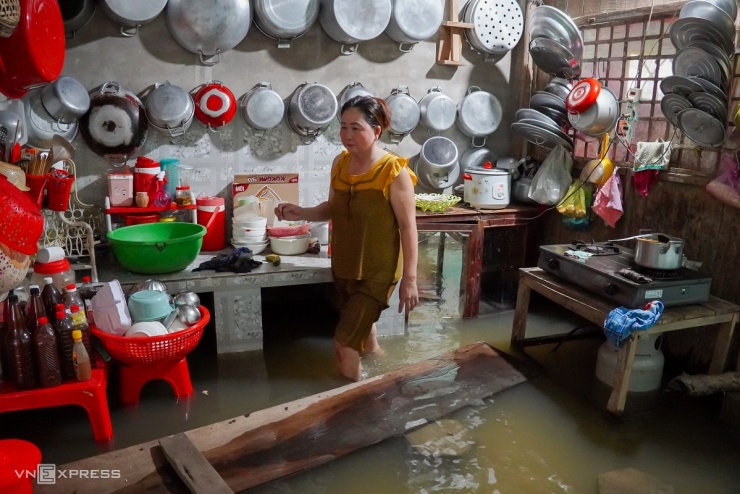 Bơi xuồng trong nhà ở đợt lũ lớn nhất thập kỷ tại Đồng Tháp Mười - 8
