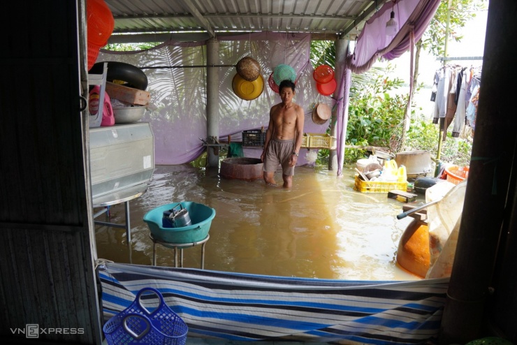 Bơi xuồng trong nhà ở đợt lũ lớn nhất thập kỷ tại Đồng Tháp Mười - 11