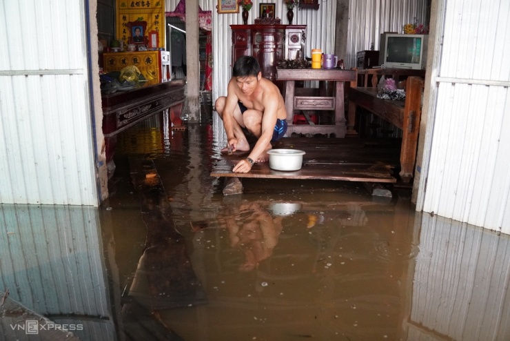 Bơi xuồng trong nhà ở đợt lũ lớn nhất thập kỷ tại Đồng Tháp Mười - 9
