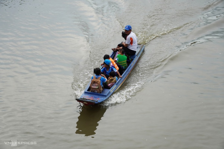 Bơi xuồng trong nhà ở đợt lũ lớn nhất thập kỷ tại Đồng Tháp Mười - 12
