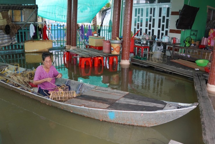 Bơi xuồng trong nhà ở đợt lũ lớn nhất thập kỷ tại Đồng Tháp Mười