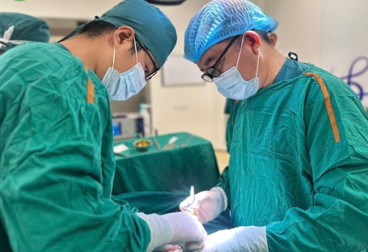Các bác sĩ Bệnh viện Nhi Đồng 2 thực hiện cuộc phẫu thuật cấp cứu cho bệnh nhân