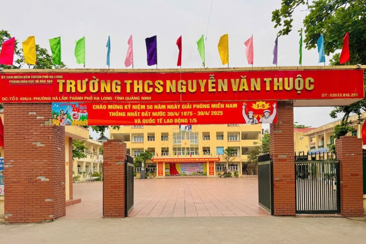 Cách chức hiệu trưởng vì có hành vi sửa điểm học bạ cho con cán bộ phường.