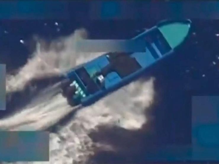 Ảnh chụp màn hình video do ông Heghseth đăng tải trên mạng xã hội, được cho là hiện trường vụ tấn công tàu nghi buôn ma tuý ở Thái Bình Dương.&nbsp;