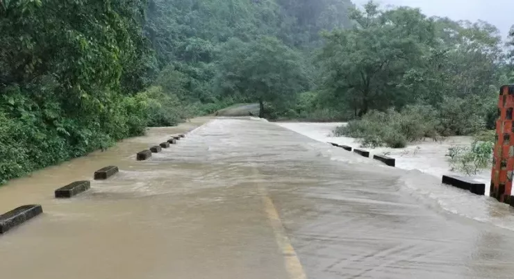 Do ảnh hưởng bão Thần gió nên nhiều nơi tại tỉnh Quảng Trị bị ngập lụt, sạt lở khiến giao thông chia cắt cục bộ. Ảnh: Minh Trường