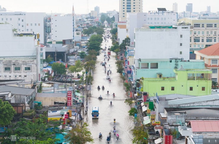 Đường phố, công viên ở Cần Thơ chìm dưới nước trong đỉnh lũ - 4