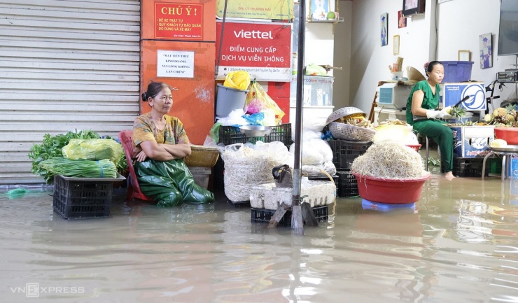 Đường phố, công viên ở Cần Thơ chìm dưới nước trong đỉnh lũ - 6