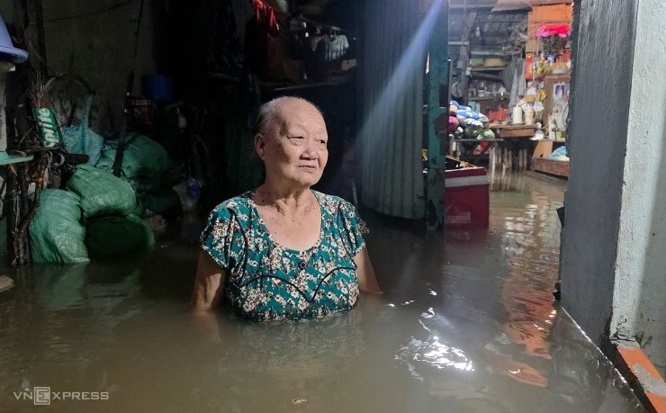 Đường phố, công viên ở Cần Thơ chìm dưới nước trong đỉnh lũ - 7