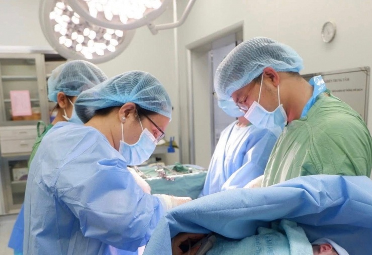 Các bác sĩ mổ cho sản phụ. Ảnh: BVCC.