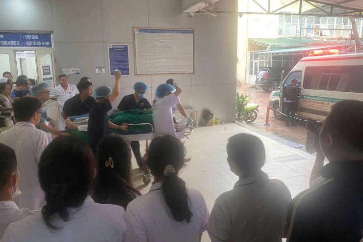 Nhiều người bị thương được đưa đi cấp cứu