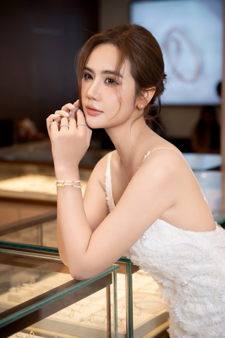 Huyền Lizzie rạng rỡ, sang chảnh tuổi 35.