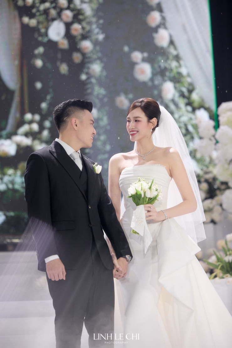 3 bộ suit cưới phong cách &#39;giàu ngầm&#39; của chồng Đỗ Thị Hà - 3