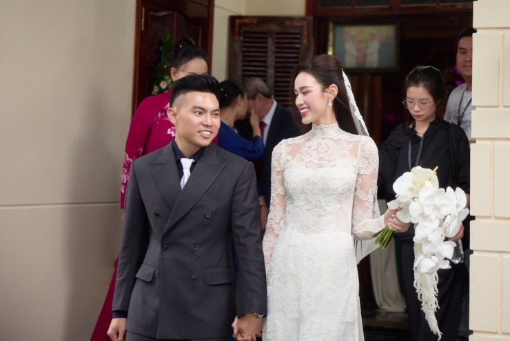 Bộ trang phục được may bởi chất liệu wool (sợi dệt từ lông cừu), chuẩn bị trong 14 ngày, tương đương 336 giờ để hoàn thiện tất cả những chi tiết nhỏ nhất.