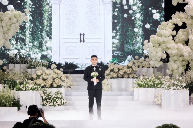 Khi ánh đèn tiệc tối bừng sáng, Viết Vương xuất hiện đĩnh đạc trong bộ tuxedo đen, ve nhọn may bằng satin nổi bật. Thiết kế mang tinh thần cổ điển của quý ông châu Âu.