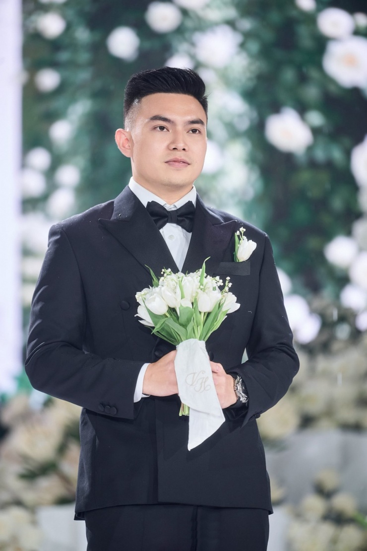 Lớp vải wool đen cao cấp kết hợp chi tiết satin trên ve áo và khuy cài tạo nên phong cách lịch lãm.
