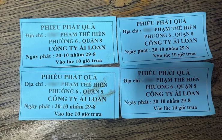 Nhiều người dân đã đưa tiền "bồi dưỡng" để lấy các phiếu phát quà. Ảnh: HT