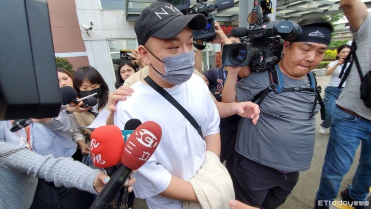 A Hổ khi bị áp giải đến cơ quan điều tra hồi tháng 5 trong đợt truy bắt lần 2. Ảnh: ETtoday.