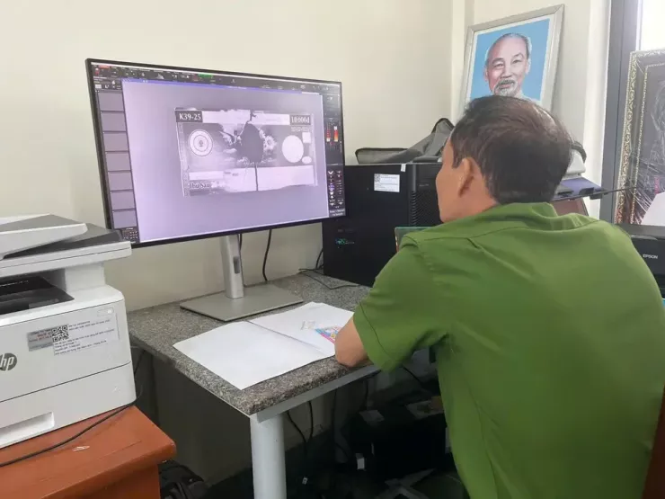 Giám định viên Phòng Kỹ thuật hình sự Công an tỉnh Quảng Ngãi dùng nhiều biện pháp nghiệp vụ để giám định tờ vé số.