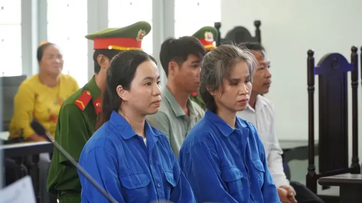 Hai bị cáo Nguyễn Thị Ngọc Lan, Nguyễn Thị Hoài Diễm tại phiên tòa.