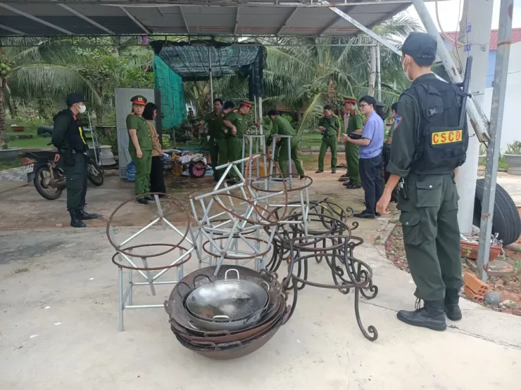 Cơ quan CSĐT khám xét, thu giữ rất nhiều dụng cụ để phục vụ cúng bái.