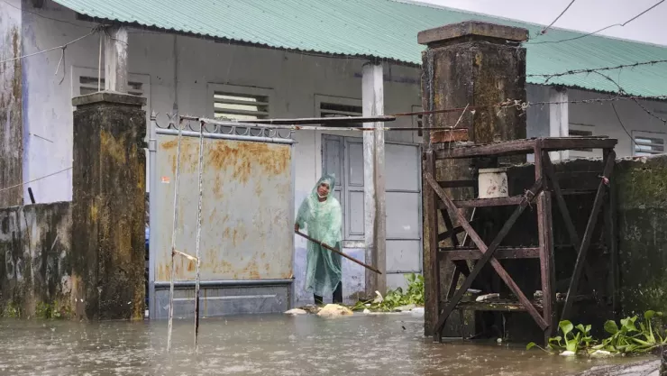 Nước tràn vào nhiều căn nhà, cuộc sống của người dân bị đảo lộn hoàn toàn. Ảnh: NGUYỄN DO