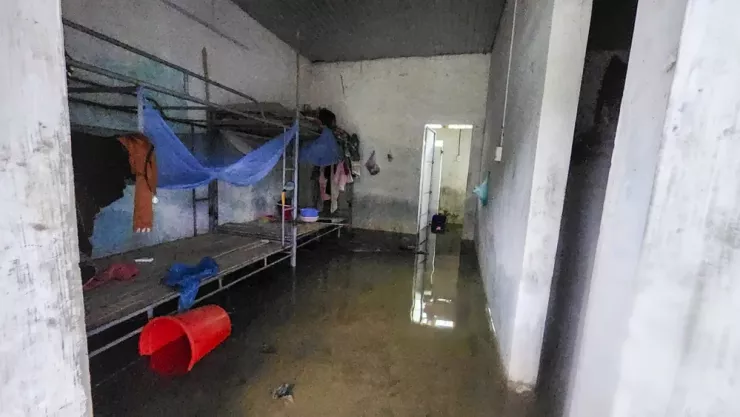 Nước tràn vào khu tập thể tại tổ dân phố Tân Lập, phường Thuận An. Ảnh: NGUYỄN DO