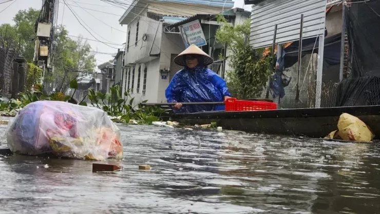 Tại tổ dân phố Tân Lập, phường Thuận An nước lũ vẫn đang dâng cao. Ảnh: NGUYỄN DO