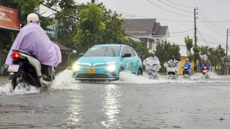 Quốc lộ 49 ngập trong nước lũ, phương tiện giao thông đi lại khó khăn. Ảnh: NGUYỄN DO