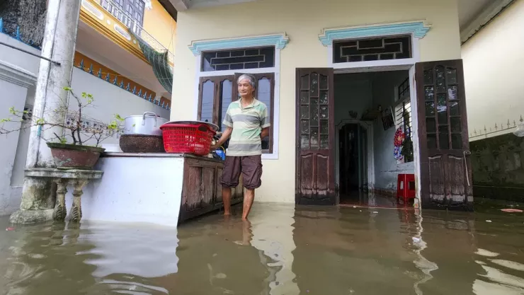 Theo ông Lê Thanh Tùng (65 tuổi, ngụ thôn Tân Mỹ), nước tràn vào nhà khiến mọi sinh hoạt của gia đình rất khó khăn. Ảnh: NGUYỄN DO