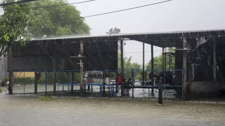 Nhiều căn nhà dân ven quốc lộ 49 bị ngập sâu trong nước. Ảnh: NGUYỄN DO