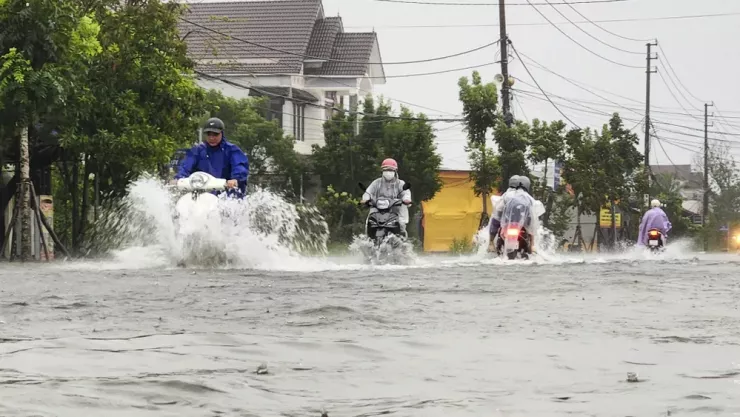 Theo người dân địa phương, mực nước ngập phụ thuộc vào thủy triều. Ảnh: NGUYỄN DO