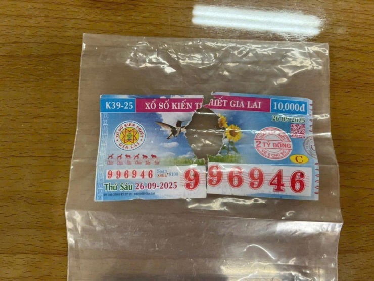 Tờ vé số trúng 2 tỉ nhưng bị rách do mưa ướt.