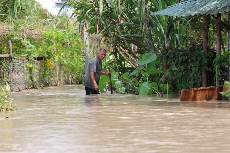 Người TP HCM sống trong ngập sâu sau 15 giờ lũ ập tới - 3