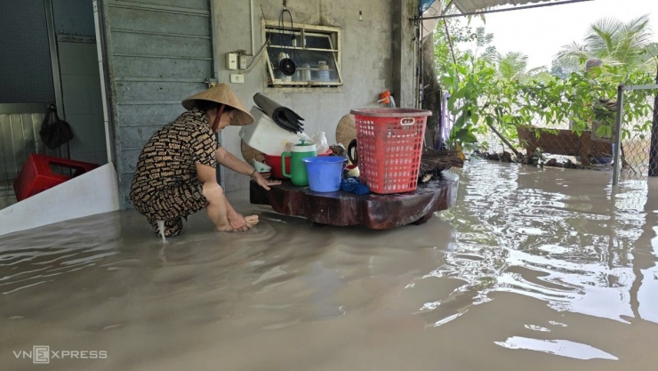 Người TP HCM sống trong ngập sâu sau 15 giờ lũ ập tới - 4