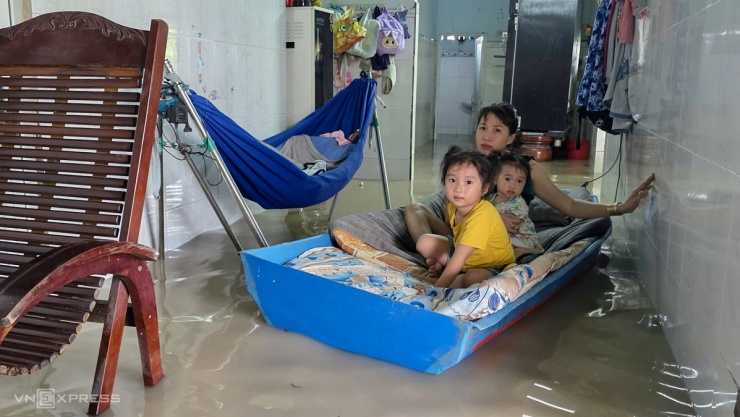 Người TP HCM sống trong ngập sâu sau 15 giờ lũ ập tới - 5